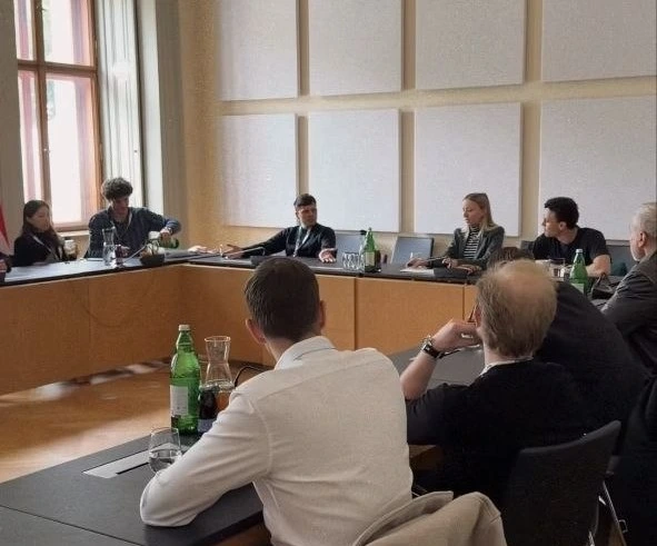 Diskussion im Parlamentsclub der NEOS mit Tom &amp; Bernhard von Seedfinity (Vordergrund), NEOS Nationalratsabgeordneter Ines Holzegger (mittig), ÖCB Vorsitzender Klaus Hübner (rechts), Ex-Neos "Hanfminister" Paul Burger (links v. Holzegger) und weiteren Vertretern der Branche.